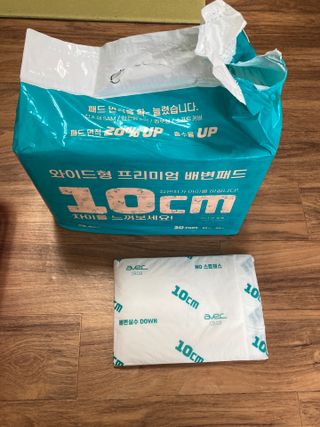아베크 펫 와이드 프리미엄 대형 애견 강아지 배변 패드 30매 1팩 80g — 5점을 준 리뷰어가 2021년 7월 올린 사용 사진