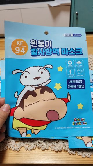 [숨그림]  덴탈마스크 짱구 우리아이 그리고 내가 쓰는 믿을수있는 케릭터 마스크  16종 — 5점을 준 리뷰어가 2021년 11월 올린 사용 사진