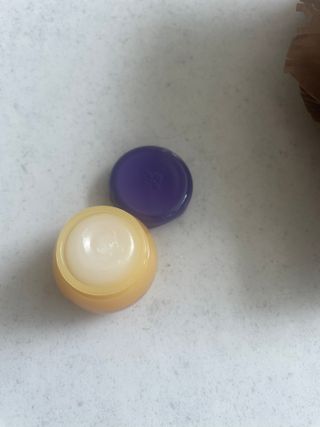 틱톡 [후르디아] 튼입술해결템 올리브영 블루베리 하이드레이팅 허니 립밤 — 5점을 준 리뷰어가 2024년 3월 올린 사용 사진