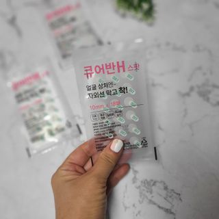 [큐어반H 스팟] 자외선 99프로 차단되는 스틱타입 스팟밴드(1팩 / 66매입) — 4점을 준 리뷰어가 2022년 11월 올린 사용 사진