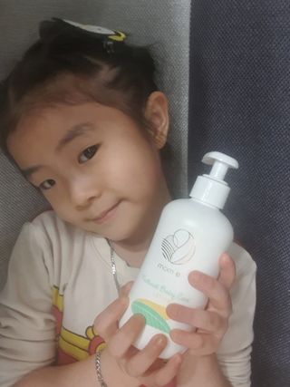 mom e 맘이 내추럴 베이비 케어 샴푸앤바스+로션 — 5점을 준 리뷰어가 2021년 1월 올린 사용 사진