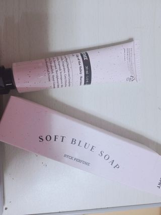 멈칫(MUMCHIT) 넥퍼퓸 NECKPERFUME 2가지 향 — 5점을 준 리뷰어가 2021년 11월 올린 사용 사진