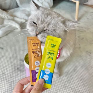 페페로니 맛있는 스틱 - 무항생제 닭고기 15개 + 원양선 참치 15개 — 5점을 준 리뷰어가 2021년 8월 올린 사용 사진