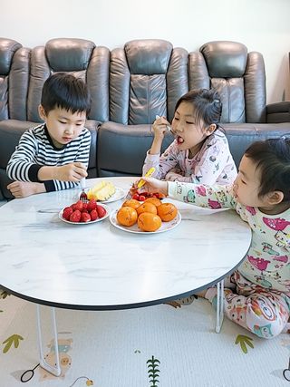 상상e상 아델라 LPM 원형 접이식테이블 — 4.5점을 준 리뷰어가 2021년 12월 올린 사용 사진