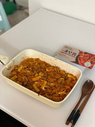 화끈한녀석들 새오똥400g 새우,오징어,똥집 볶음요리 소스,밀떡, 참기름 포함 — 5점을 준 리뷰어가 2022년 11월 올린 사용 사진