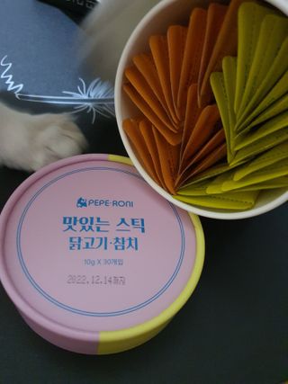 페페로니 맛있는 스틱 - 무항생제 닭고기 15개 + 원양선 참치 15개 — 5점을 준 리뷰어가 2021년 8월 올린 사용 사진