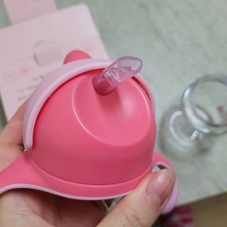유비맘 트라이탄 코니빨대컵_컬러 랜덤 발송 — 5점을 준 리뷰어가 2021년 3월 올린 사용 사진