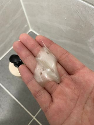 프리마인 더이상 뻣뻣하고 효과없는 탈모샴푸는 NO. 근본부터 케어하는 셀베이스 그린티샴푸(500ml) — 5점을 준 리뷰어가 2023년 5월 올린 사용 사진