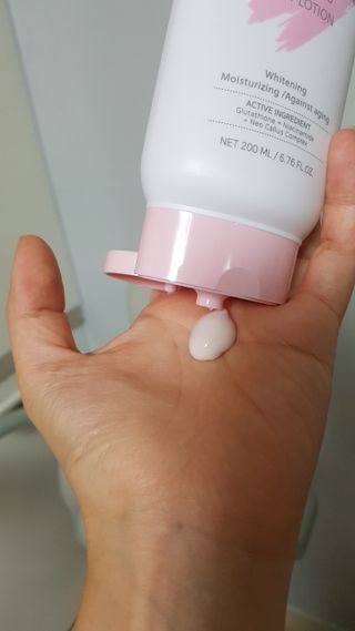 위시스 프리미엄 글루타치온  화이트닝 바디로션 — 5점을 준 리뷰어가 2022년 12월 올린 사용 사진