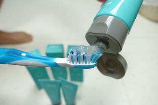 치과에서 쓰는 치약 _ 라벨제로 저불소 꼬마, 키즈, 유아, 베이비, 주니어 안전한 어린이치약 — 5점을 준 리뷰어가 2023년 1월 올린 사용 사진