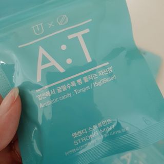 입 냄새 완화에 도움을 주는 에티켓 캔디 앳캔디 스트롱민트 — 5점을 준 리뷰어가 2021년 1월 올린 사용 사진