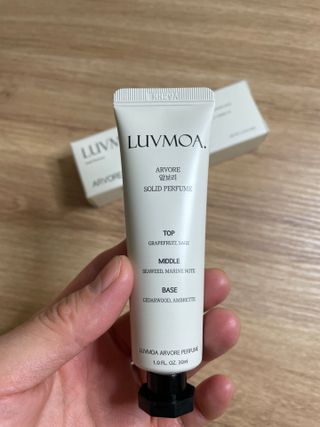 러브모아 향수 고체향수 승무원 고체향수 바르는 향수 니치향수 도손 우드세이지 앤 씨솔트 — 5점을 준 리뷰어가 2022년 10월 올린 사용 사진