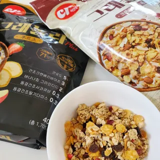 씨알푸드 씨알로 그래놀라 2종 후르츠+크랜베리 아몬드 — 5점을 준 리뷰어가 2022년 7월 올린 사용 사진