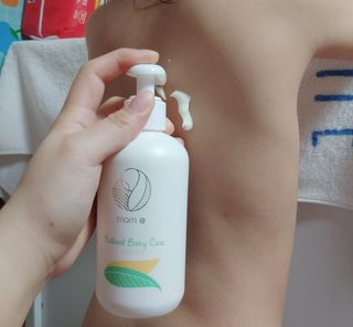 mom e 맘이 내추럴 베이비 케어 샴푸앤바스+로션 — 3점을 준 리뷰어가 2021년 1월 올린 사용 사진