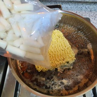 더밥  고추마녀 라볶이 +  나이스미 무설탕 현미후레이크 — 5점을 준 리뷰어가 2021년 10월 올린 사용 사진