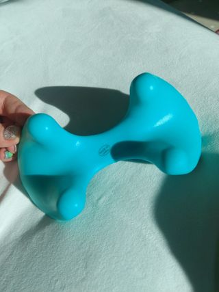 힐니스북 [힐마이넥]   거북목 통증완화를 위한 휴대용 목 안마기 — 5점을 준 리뷰어가 2022년 12월 올린 사용 사진
