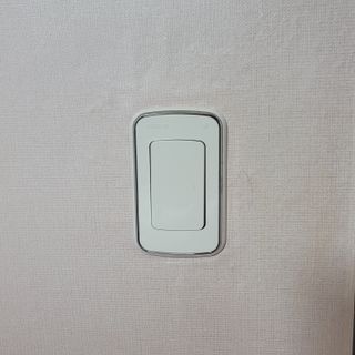 아카라 조명 스위치를 누워서 끄는 방법 (스마트 조명 스위치 2구 + 무선 리모트 스위치 1구 T1, 스마트 허브 E1) — 4점을 준 리뷰어가 2021년 12월 올린 사용 사진