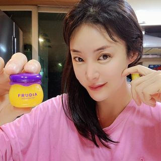 틱톡 [후르디아] 튼입술해결템 올리브영 블루베리 하이드레이팅 허니 립밤 — 5점을 준 리뷰어가 2023년 12월 올린 사용 사진