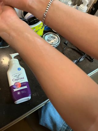 [카프리나]프레쉬 산양밀크 어메이징 바디로션 350ml (시어버터 향) — 5점을 준 리뷰어가 2023년 7월 올린 사용 사진