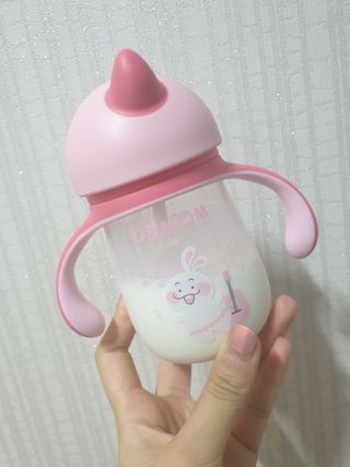 유비맘 트라이탄 코니빨대컵_컬러 랜덤 발송 — 4점을 준 리뷰어가 2020년 12월 올린 사용 사진