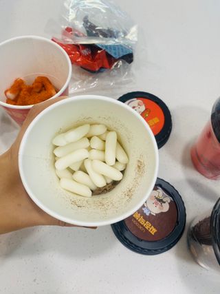 유비쿡 컵떡볶이 매운컵떡볶이2개/ 짜장컵떡볶이 2개  총 4개세트 — 4점을 준 리뷰어가 2021년 6월 올린 사용 사진