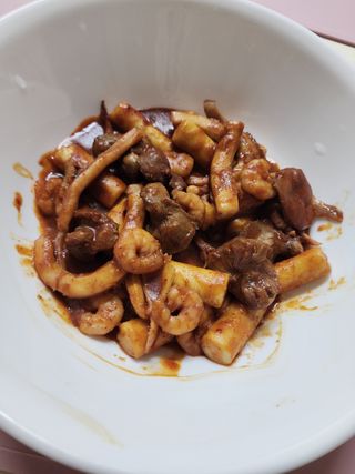 화끈한녀석들 새오똥400g 새우,오징어,똥집 볶음요리 소스,밀떡, 참기름 포함 — 5점을 준 리뷰어가 2022년 12월 올린 사용 사진