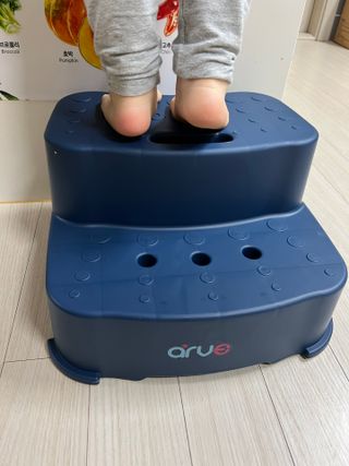 아르브 / 퍼지 2단 유아 아기 욕실 발판 발 디딤대 — 5점을 준 리뷰어가 2022년 12월 올린 사용 사진