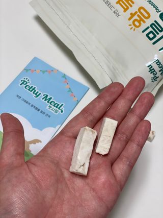 [펫시밀] 원물그대로 영양듬뿍 동결건조 왕북어트릿300g,왕치킨트릿400g,열빙어트릿300g 대용량 간식 — 5점을 준 리뷰어가 2023년 5월 올린 사용 사진