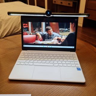 TOMO GRAPHY 나 있을땐 환한 조명 나 없을땐 확실한 살균 ★ DESK LIGHT & STERILIZER [ON] ★ — 5점을 준 리뷰어가 2021년 11월 올린 사용 사진