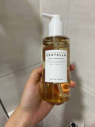 스킨1004 [SKIN1004] 마다가스카르 센텔라 라이트 클렌징 오일 200ml — 5점을 준 리뷰어가 2024년 7월 올린 사용 사진