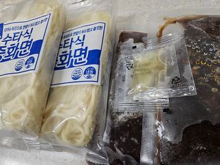 프레시지 *구매평/중식대가여경래 짜장면 2인분 (냉동) — 5점을 준 리뷰어가 2025년 9월 올린 사용 사진