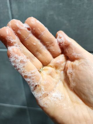 프리마인 더이상 뻣뻣하고 효과없는 탈모샴푸는 NO. 근본부터 케어하는 셀베이스 그린티샴푸(500ml) — 5점을 준 리뷰어가 2023년 2월 올린 사용 사진