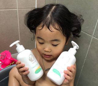 mom e 맘이 내추럴 베이비 케어 샴푸앤바스+로션 — 4.5점을 준 리뷰어가 2021년 1월 올린 사용 사진