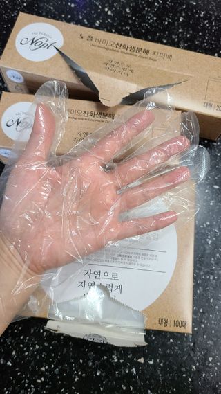 노플(NOPL) 노플 친환경 바이오 산화 생분해  항균 일회용 위생 비닐장갑 100매 + 지퍼백 소형, 대형 — 5점을 준 리뷰어가 2021년 10월 올린 사용 사진