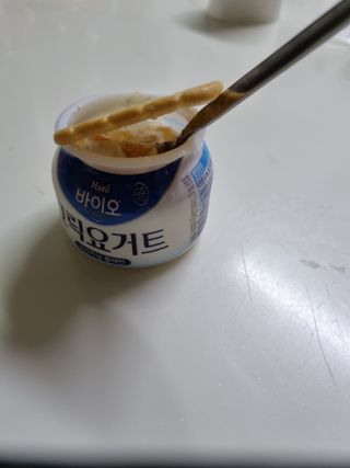 매일바이오 그릭요거트 오리지널 플레인 4개, 로스터리 커피믹스 4개 — 5점을 준 리뷰어가 2021년 12월 올린 사용 사진