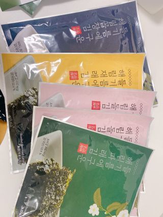 [해림맛김] 들기름에 구운 바삭바삭 김 4종 세트 + 1종 랜덤발송 총5개입 — 5점을 준 리뷰어가 2021년 2월 올린 사용 사진