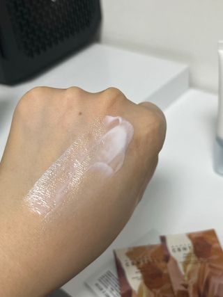 [스킨1004] 마다가스카르 센텔라 히알루-시카 워터핏 선세럼 50ml — 5점을 준 리뷰어가 2024년 6월 올린 사용 사진
