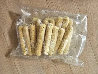 디케이식품(주) 고르곤졸라&모짜렐라 치즈스틱 400g — 5점을 준 리뷰어가 2023년 3월 올린 사용 사진