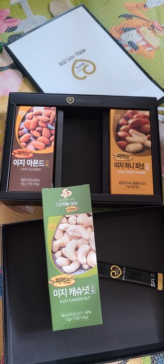 짜먹는 이지견과 짜먹는 이지아몬드, 짜먹는 이지허니피넛, 짜먹는 이지캐슈넛 각 10g X  10포 — 5점을 준 리뷰어가 2021년 3월 올린 사용 사진