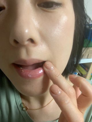 틱톡 [후르디아] 튼입술해결템 올리브영 블루베리 하이드레이팅 허니 립밤 — 5점을 준 리뷰어가 2024년 4월 올린 사용 사진