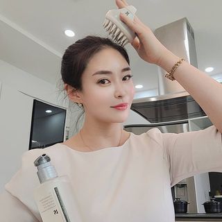 MOAMANEMUNAH 모아만에무나 플러스 두피 탈모 완화 기능성 샴푸 + 브러쉬 2종 세트 — 5점을 준 리뷰어가 2021년 10월 올린 사용 사진
