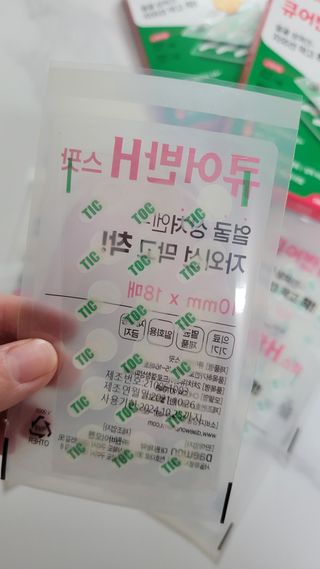 [큐어반H 스팟] 자외선 99프로 차단되는 스틱타입 스팟밴드(1팩 / 66매입) — 4.5점을 준 리뷰어가 2022년 11월 올린 사용 사진