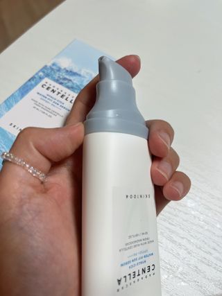 [스킨1004] 마다가스카르 센텔라 히알루-시카 워터핏 선세럼 50ml — 4점을 준 리뷰어가 2024년 5월 올린 사용 사진