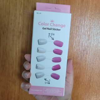 [네일가게] 햇빛에 닿으면 색이 변하는 신기한 햇살 반전 네일스티커 — 3.5점을 준 리뷰어가 2021년 8월 올린 사용 사진