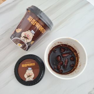 유비쿡 컵떡볶이 매운컵떡볶이2개/ 짜장컵떡볶이 2개  총 4개세트 — 5점을 준 리뷰어가 2021년 3월 올린 사용 사진