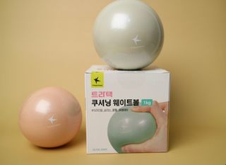 트라택 쿠셔닝 웨이트볼 0.5kg + 1kg SET — 4점을 준 리뷰어가 2022년 5월 올린 사용 사진