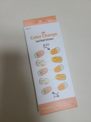 [네일가게] 햇빛에 닿으면 색이 변하는 신기한 햇살 반전 네일스티커_B — 5점을 준 리뷰어가 2021년 8월 올린 사용 사진