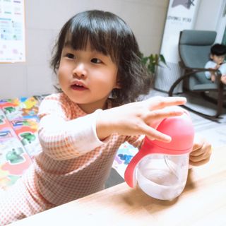 유비맘 트라이탄 코니빨대컵_컬러 랜덤 발송 — 5점을 준 리뷰어가 2021년 3월 올린 사용 사진