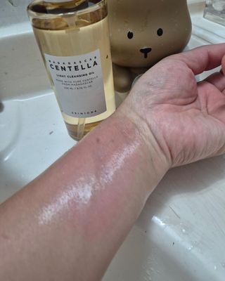 스킨1004 [SKIN1004] 마다가스카르 센텔라 라이트 클렌징 오일 200ml — 5점을 준 리뷰어가 2024년 7월 올린 사용 사진