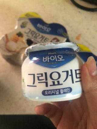 매일바이오 그릭요거트 오리지널 플레인 4개, 로스터리 커피믹스 4개 — 4.5점을 준 리뷰어가 2021년 12월 올린 사용 사진